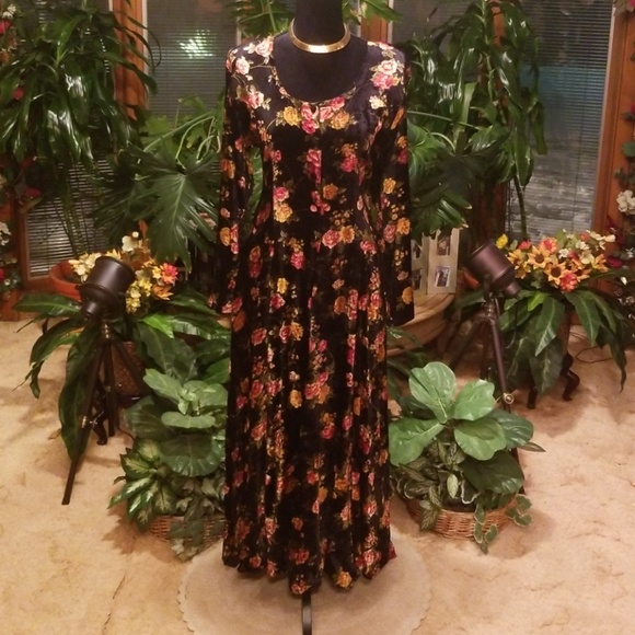 Vintage Dresses & Skirts - NWOT/Vintage Floral Maxi Dress by Nostalgia
